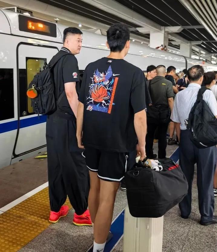 开云登录入口-来了！广东新援已经跟队 在车站和杜锋热聊