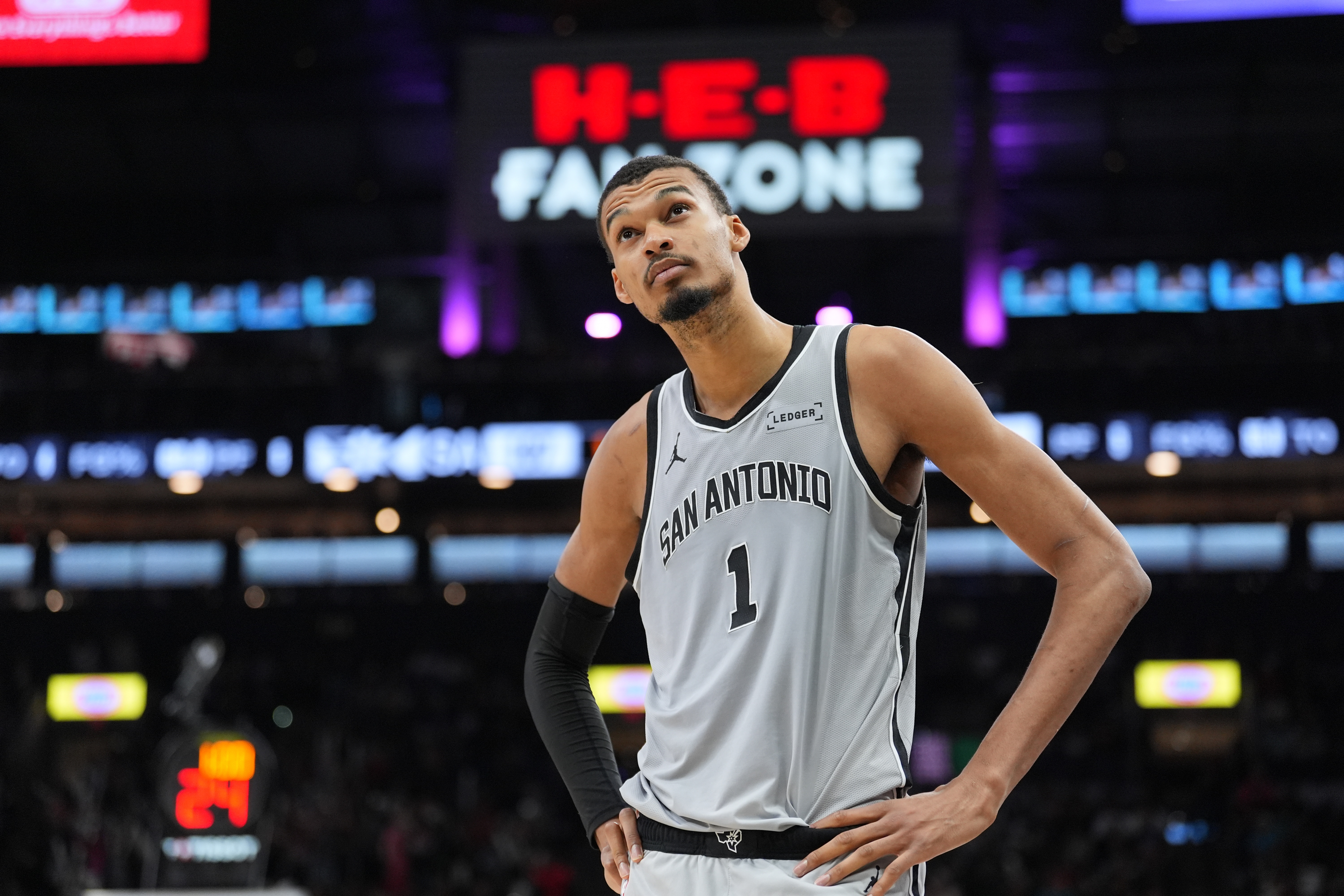 Kaiyun Sports-开云体育-马刺2月以来16胜1负 进攻效率第1&amp;防守效率第2 7人当过单场得分王